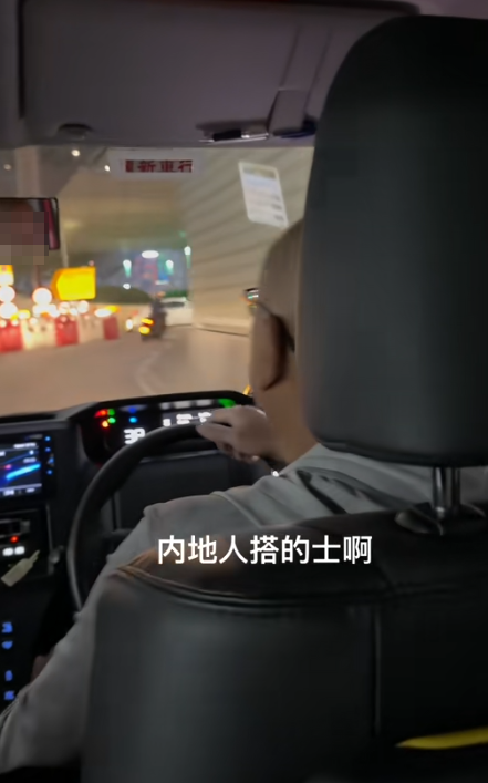 有內地旅客指日前在香港乘坐的士時因坐車頭及打開導航,被的士司機沿途不斷斥責及嘲諷 (抖音影片截圖)