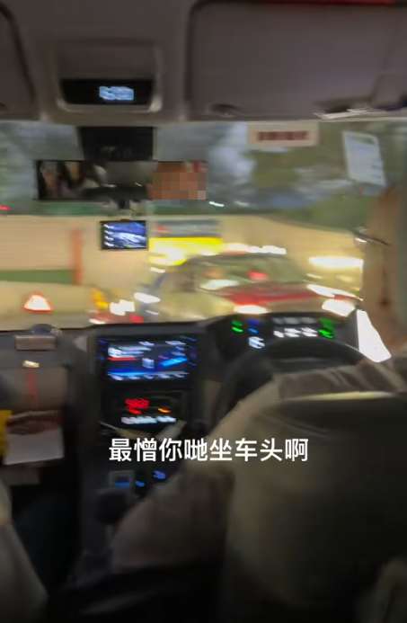 有內地旅客指日前在香港乘坐的士時因坐車頭及打開導航,被的士司機沿途不斷斥責及嘲諷 (抖音影片截圖)