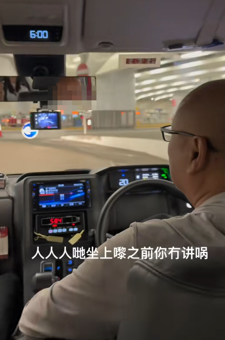 有內地旅客指日前在香港乘坐的士時因坐車頭及打開導航,被的士司機沿途不斷斥責及嘲諷 (抖音影片截圖)