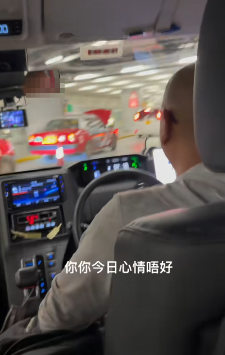 有內地旅客指日前在香港乘坐的士時因坐車頭及打開導航,被的士司機沿途不斷斥責及嘲諷 (抖音影片截圖)