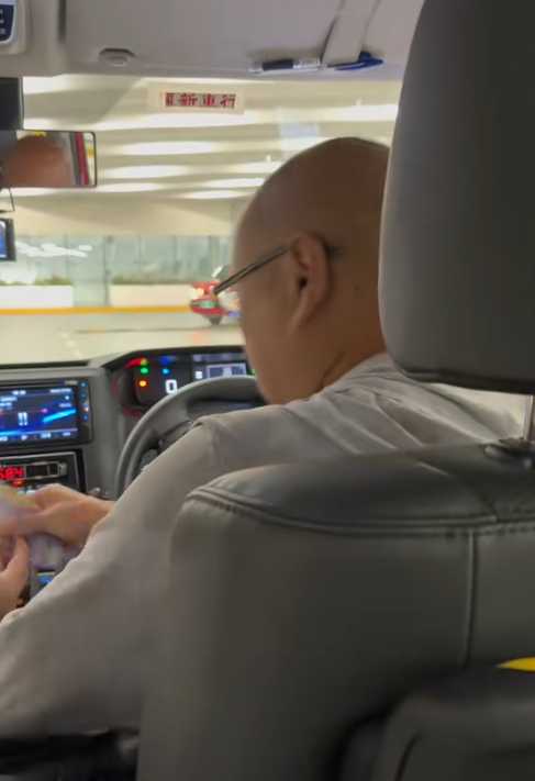 有內地旅客指日前在香港乘坐的士時因坐車頭及打開導航,被的士司機沿途不斷斥責及嘲諷 (抖音影片截圖)