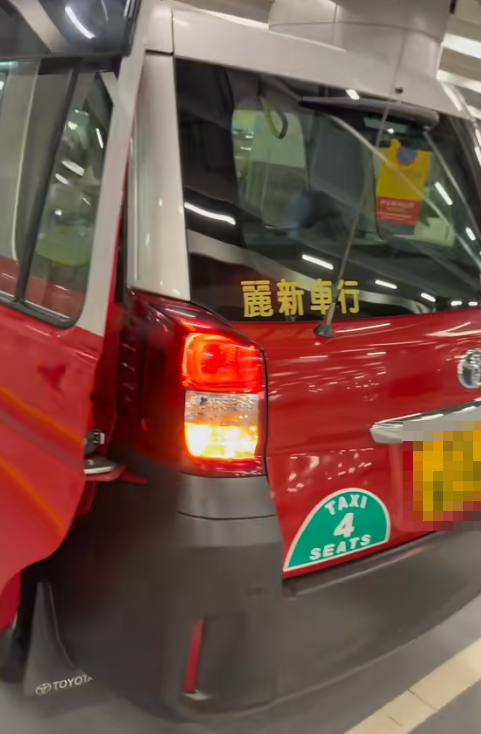 司機疑似小聲罵「廢柴!」,女子隨後走至車位影下的士車牌。(抖音影片截圖)
