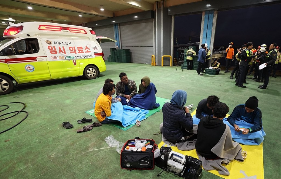 南韓海警凌晨4時半左右接報,一艘漁船在濟州對開海域沉沒,船上有27名船員,至今救起15人,其中2名本地人送院後不治 (韓聯社)
