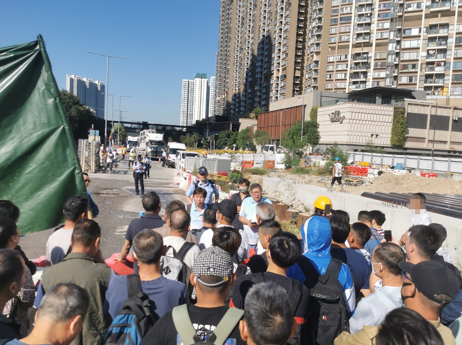 位於東涌一公屋地盤(迎東邨旁)主承建商欠下工人9月至10月薪金,受影響工人有250多人,到場聲援的約有80人,工種來自泥井、水喉、模板、雜工等,涉及金額為2,000萬元。(香港建造業總工會)