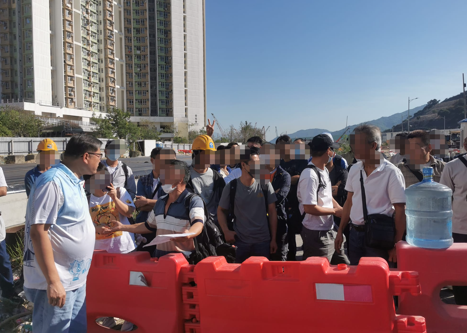 位於東涌一公屋地盤(迎東邨旁)主承建商欠下工人9月至10月薪金,受影響工人有250多人,到場聲援的約有80人,工種來自泥井、水喉、模板、雜工等,涉及金額為2,000萬元。(香港建造業總工會)