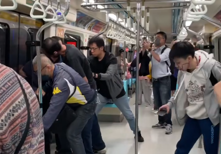 台北女子懷疑捷運男學生「說她壞話」 用刀劃傷對方臉部(Threads影片截圖)