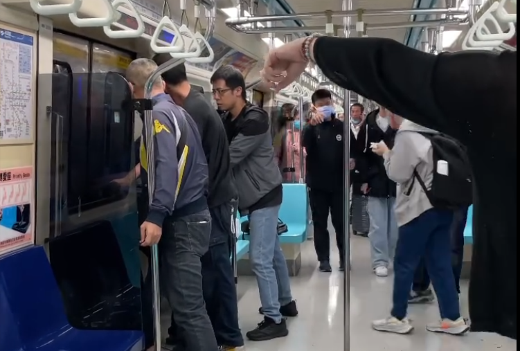 台北女子懷疑捷運男學生「說她壞話」 用刀劃傷對方臉部(Threads影片截圖)