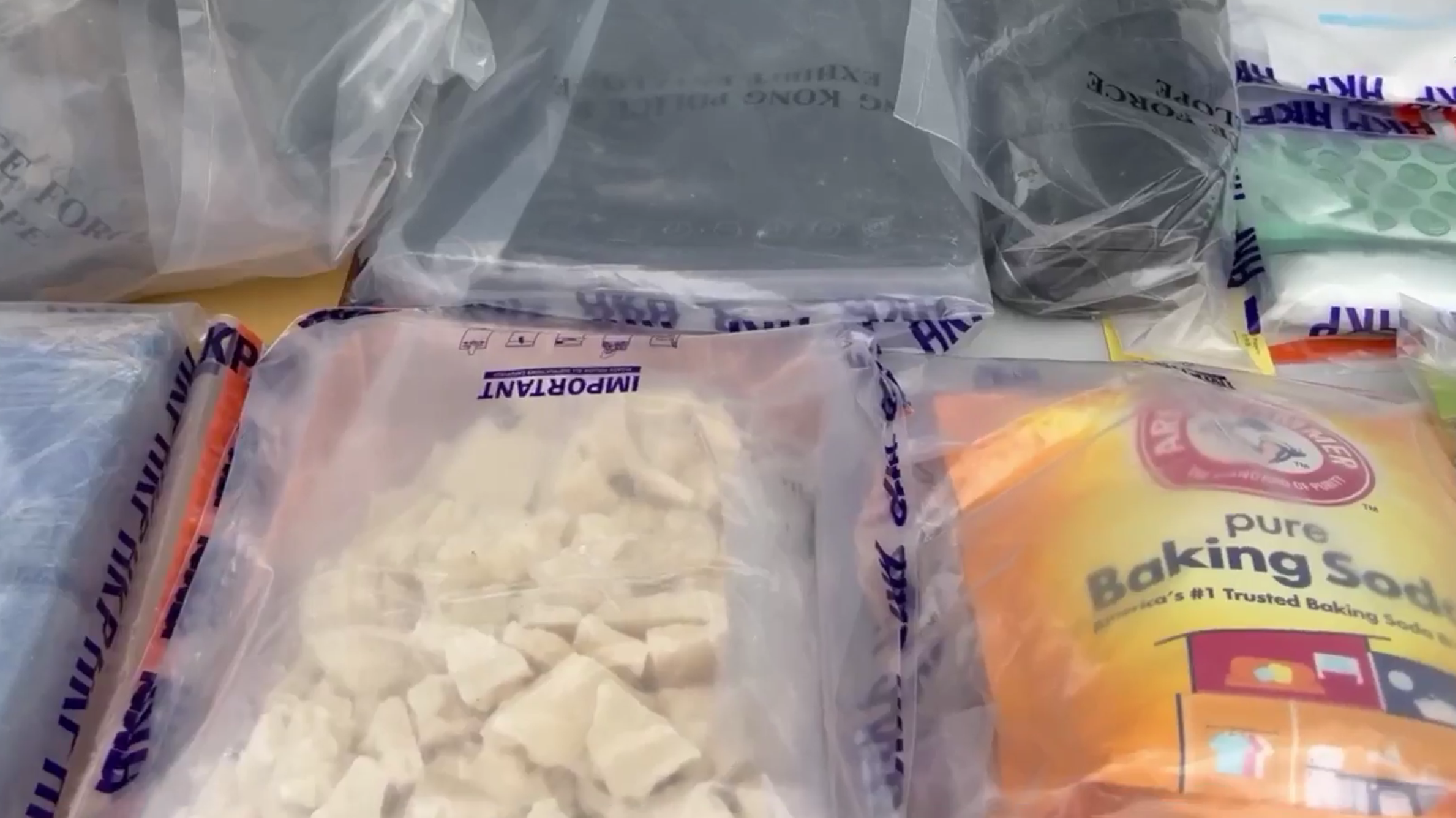 警方搗破上水村屋製毒工場 據悉有大學生網上學製毒知識任「毒品廚師」(警方直播截圖)