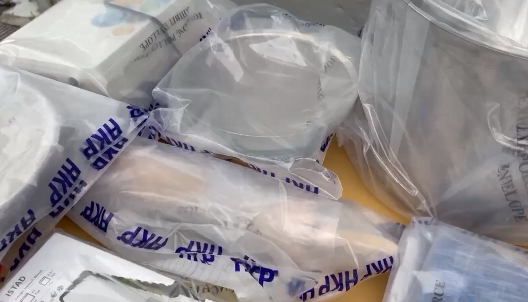 警方搗破上水村屋製毒工場 據悉有大學生網上學製毒知識任「毒品廚師」(警方直播截圖)