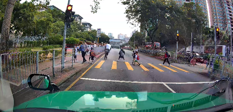 該名男子騎電動單車直衝向過馬路的學童。(FB「的士司機資訊網Taxi」)