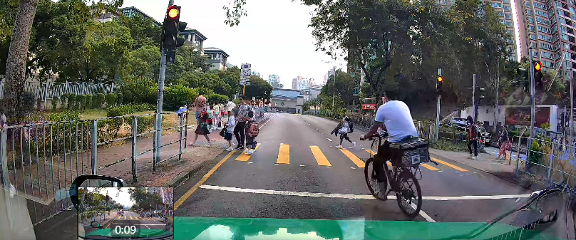 該名男子騎電動單車直衝向過馬路的學童。(FB「的士司機資訊網Taxi」)
