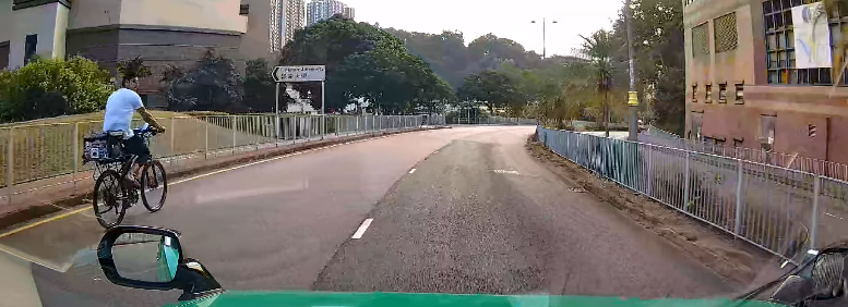 男子馬路上騎電動單車,如入無人之境。(FB「的士司機資訊網Taxi」)