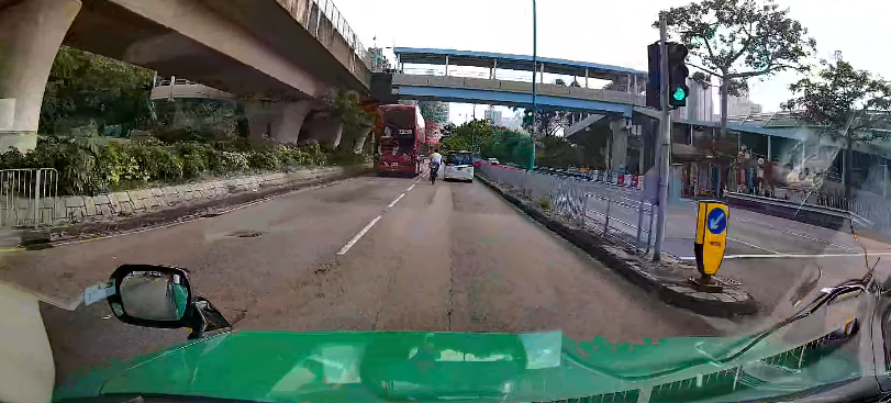 男子馬路上騎電動單車,如入無人之境。(FB「的士司機資訊網Taxi」)