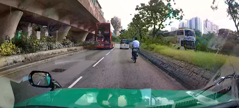 男子馬路上騎電動單車,如入無人之境。(FB「的士司機資訊網Taxi」)