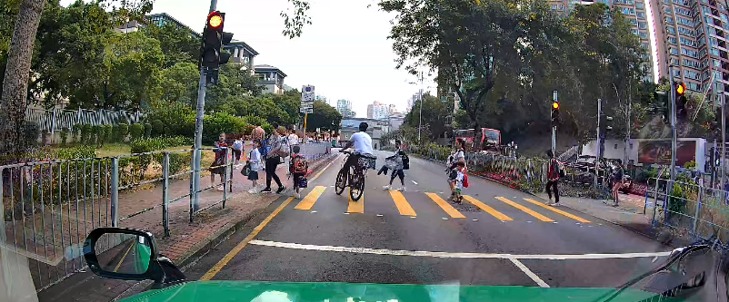 該名男子騎電動單車直衝向過馬路的學童。(FB「的士司機資訊網Taxi」)