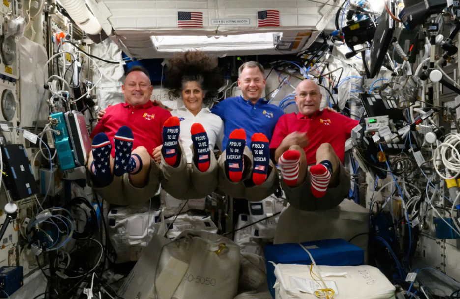 威廉斯較早前跟同僚遙距在美國大選投票。(互聯網)