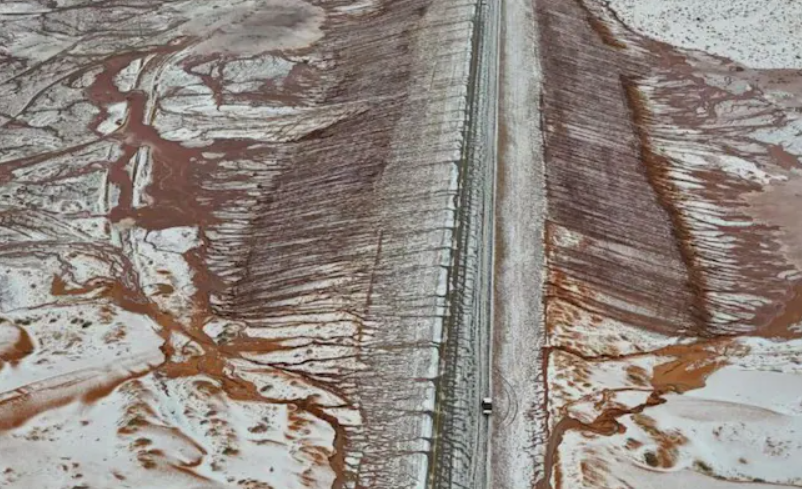 沙特阿拉伯北部的焦夫省(Al-Jawf)的沙漠白茫茫一片。(互聯網)