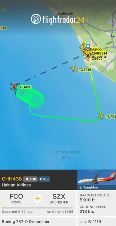 涉事客機在空中盤旋把燃油消耗後,降落羅馬機場。(互聯網)