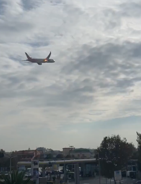 涉事客機右邊引擎噴出火花。(互聯網)