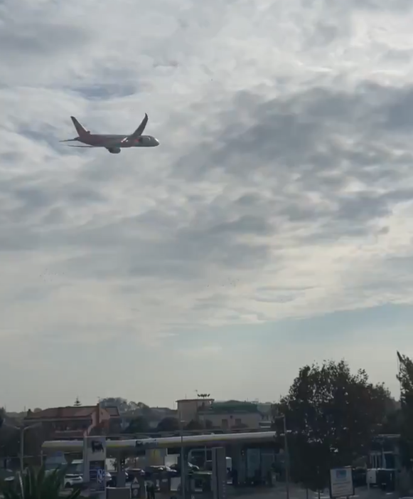 涉事客機右邊引擎噴出火花。(互聯網)