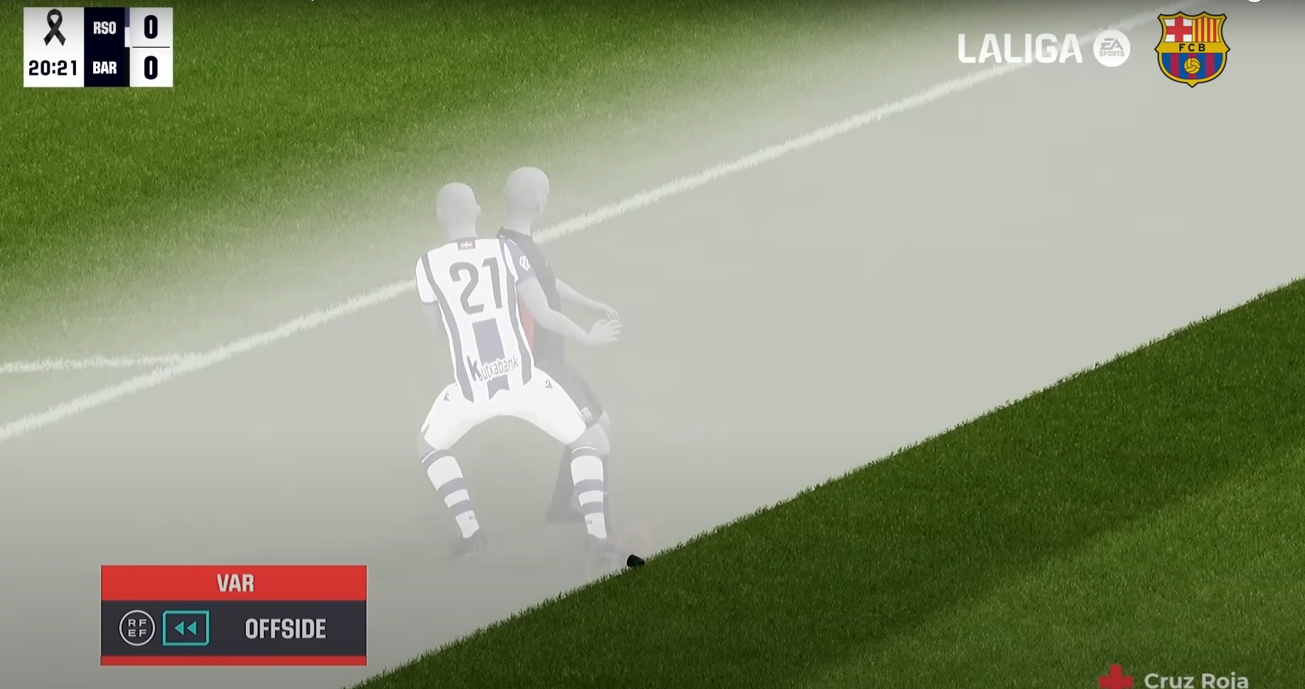 利雲杜夫斯基上半場的入球,因為VAR疑錯誤將對手腳掌當成利雲杜夫斯基,被越位在先而無效。(影片截圖)