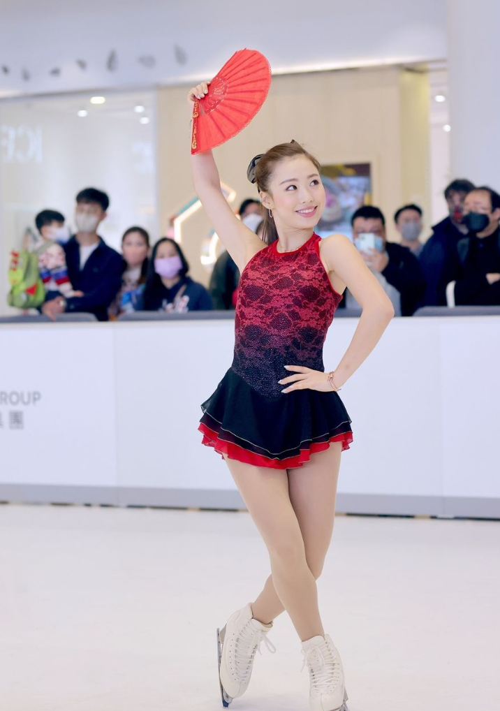 現年24歲的港隊前花式溜冰運動員馬曉晴退役後除了做教練外,亦有參與演藝圈工作,今年已有網上傳她與卓林普有戀情。(馬曉晴ig)