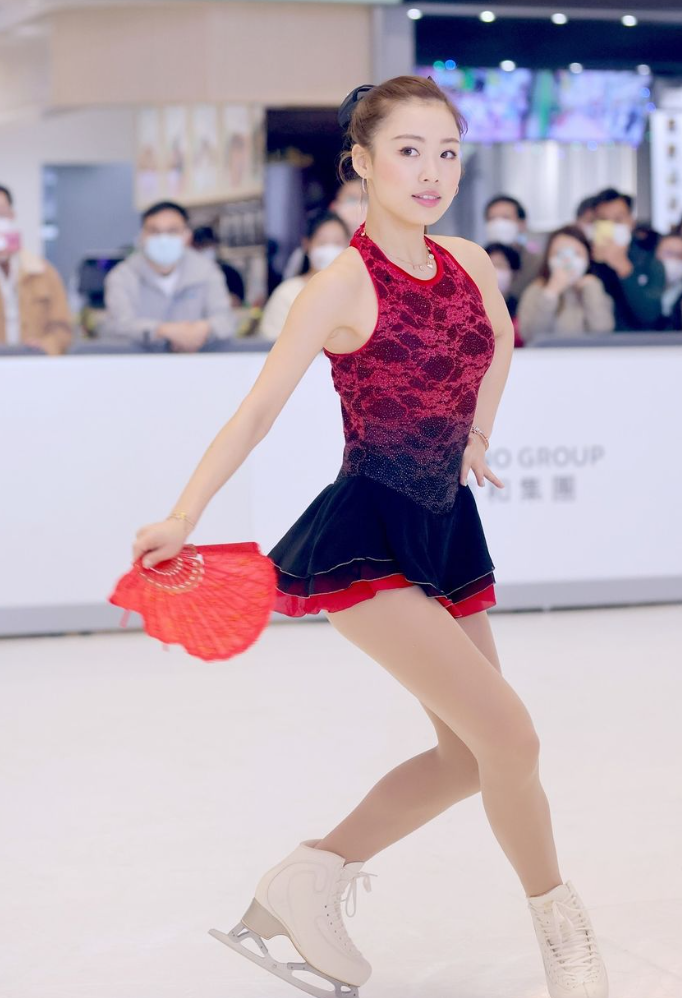 現年24歲的港隊前花式溜冰運動員馬曉晴退役後除了做教練外,亦有參與演藝圈工作,今年已有網上傳她與卓林普有戀情。(馬曉晴ig)