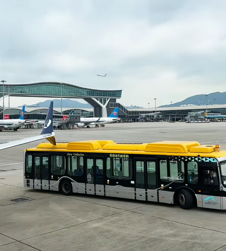 香港機場一輛沒有載客的停機坪接駁巴士倒後時,車頂意外刮到山東航空一架客機翼,機翼一度被頂起,司機疑察覺失誤後,立即向前行駛,惟車頂與機翼再次發生碰撞,車頂被刮花。(影片截圖)