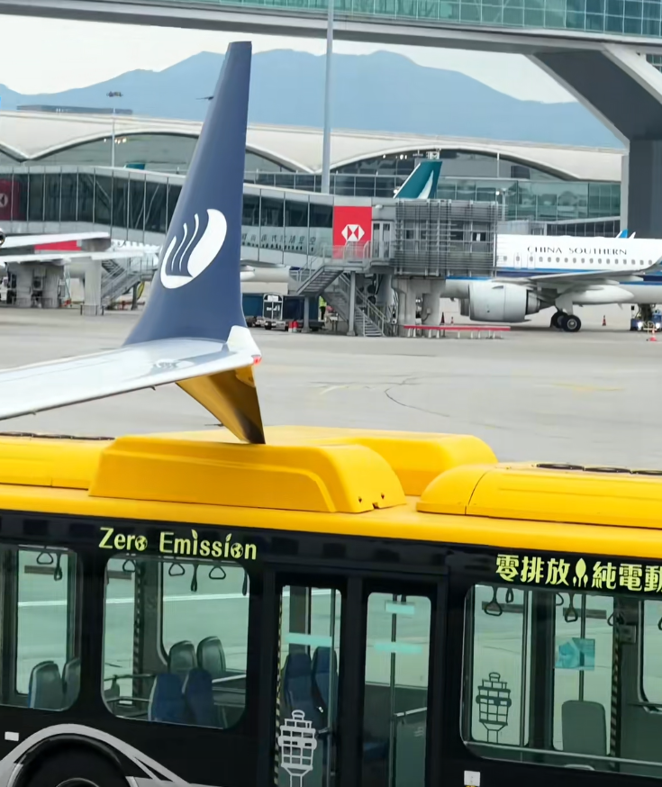香港機場一輛沒有載客的停機坪接駁巴士倒後時,車頂意外刮到山東航空一架客機翼,機翼一度被頂起,司機疑察覺失誤後,立即向前行駛,惟車頂與機翼再次發生碰撞,車頂被刮花。(影片截圖)