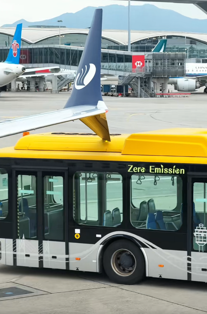 香港機場一輛沒有載客的停機坪接駁巴士倒後時,車頂意外刮到山東航空一架客機翼,機翼一度被頂起,司機疑察覺失誤後,立即向前行駛,惟車頂與機翼再次發生碰撞,車頂被刮花。(影片截圖)