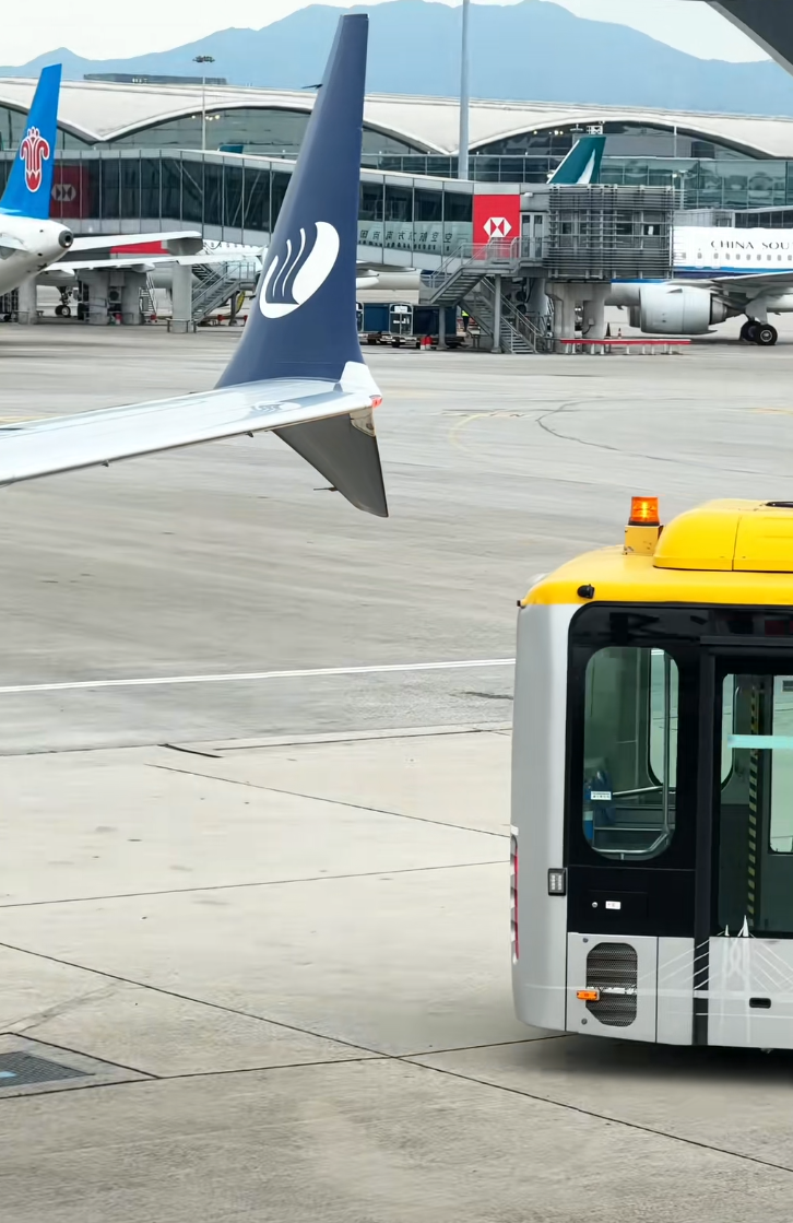 香港機場一輛沒有載客的停機坪接駁巴士倒後時,車頂意外刮到山東航空一架客機翼,機翼一度被頂起,司機疑察覺失誤後,立即向前行駛,惟車頂與機翼再次發生碰撞,車頂被刮花。(影片截圖)