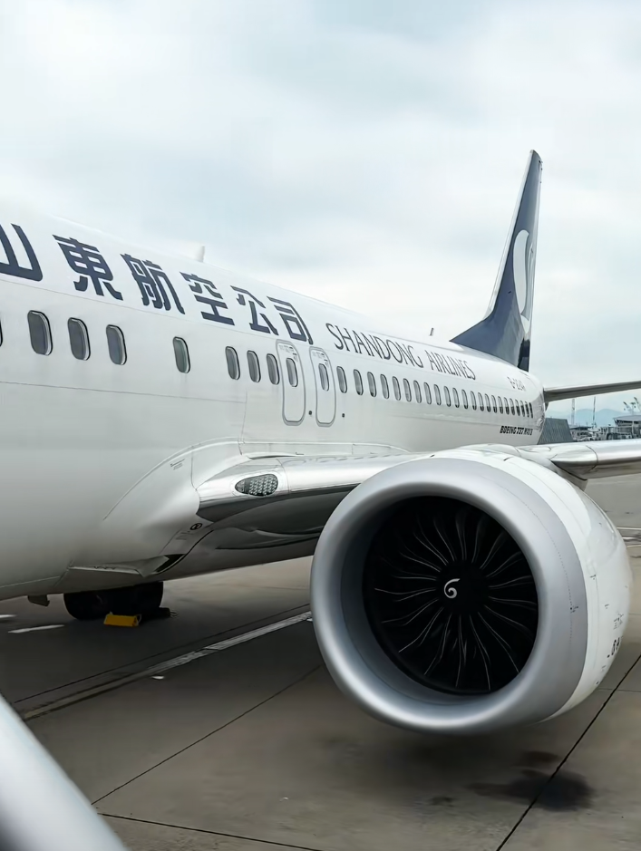 香港機場一輛沒有載客的停機坪接駁巴士倒後時,車頂意外刮到山東航空一架客機翼,機翼一度被頂起,司機疑察覺失誤後,立即向前行駛,惟車頂與機翼再次發生碰撞,車頂被刮花。(影片截圖)