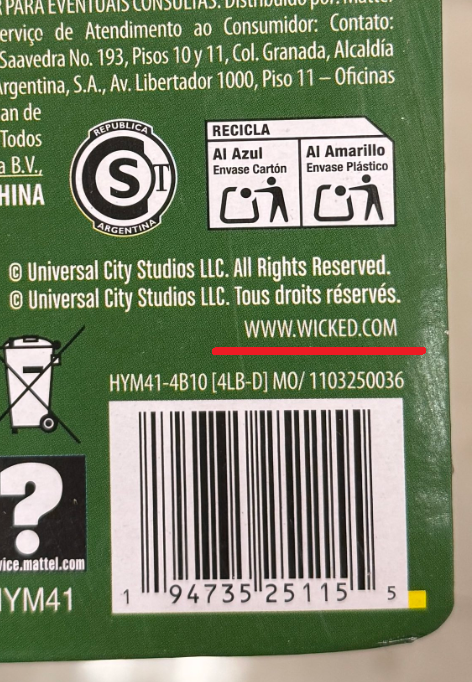 有網民發現Mattel的《魔法壞女巫》公仔誤印了色情網站網址。(互聯網)