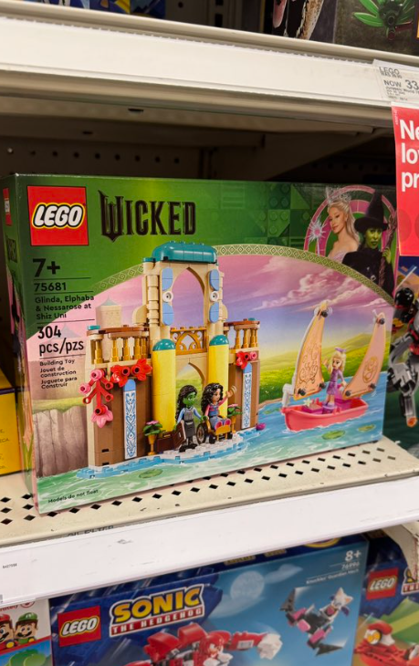 有網民檢查LEGO所出的《魔法壞女巫》產品,證實無事!(互聯網)