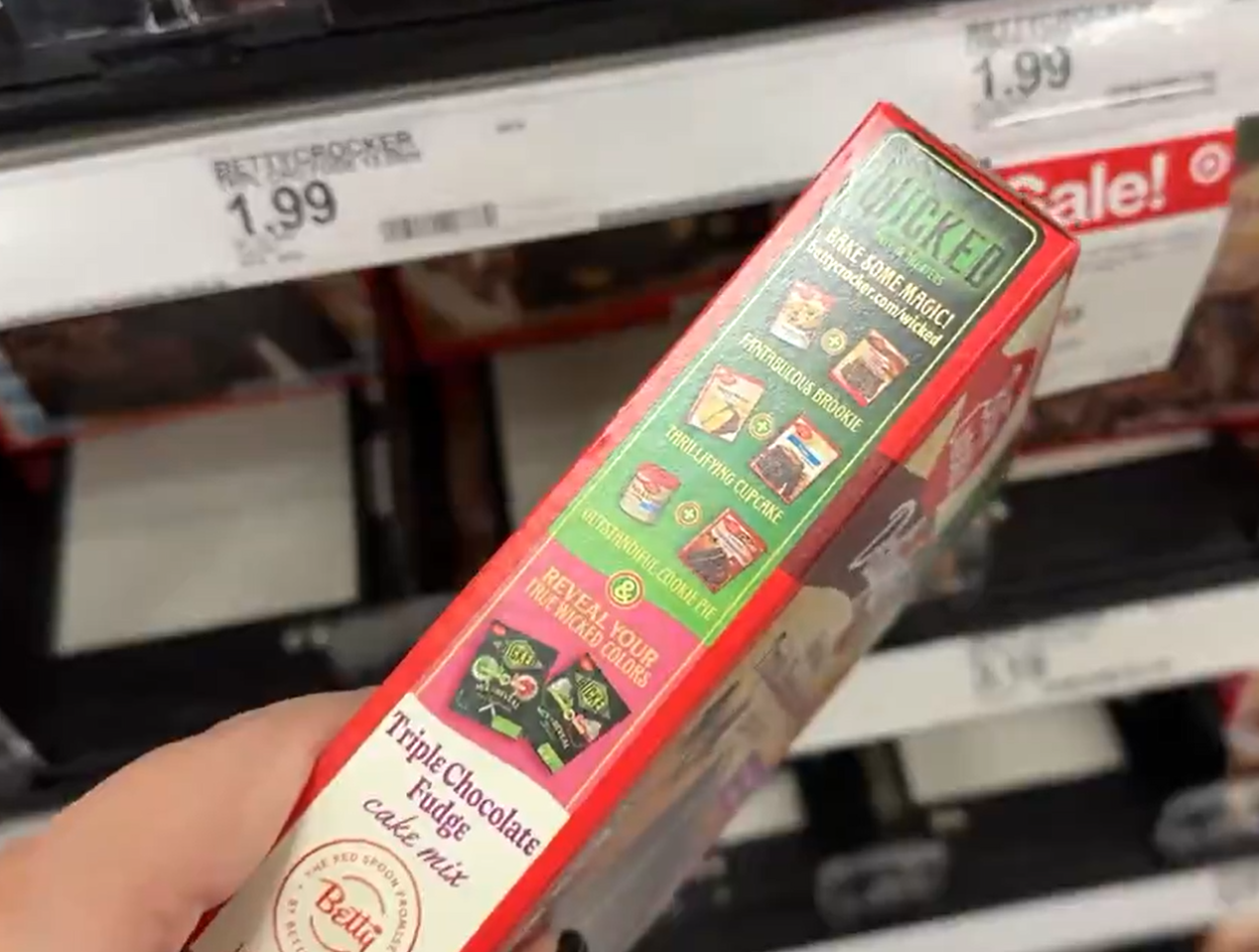 有網民檢查一款聯乘《魔法壞女巫》的蛋糕預拌粉產品,證實無事!(互聯網)