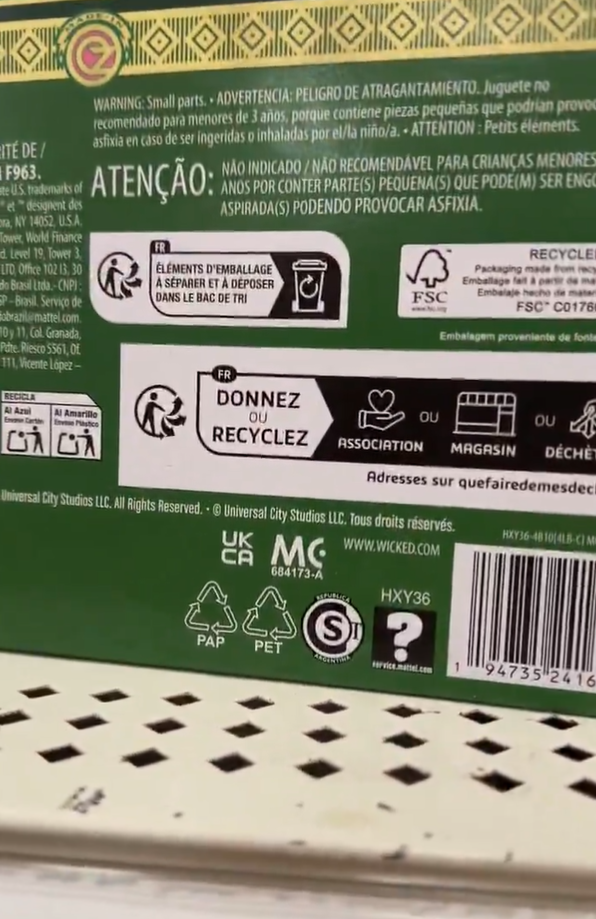 另一款公仔的包裝盒同樣誤印了色情網站網址。(互聯網)