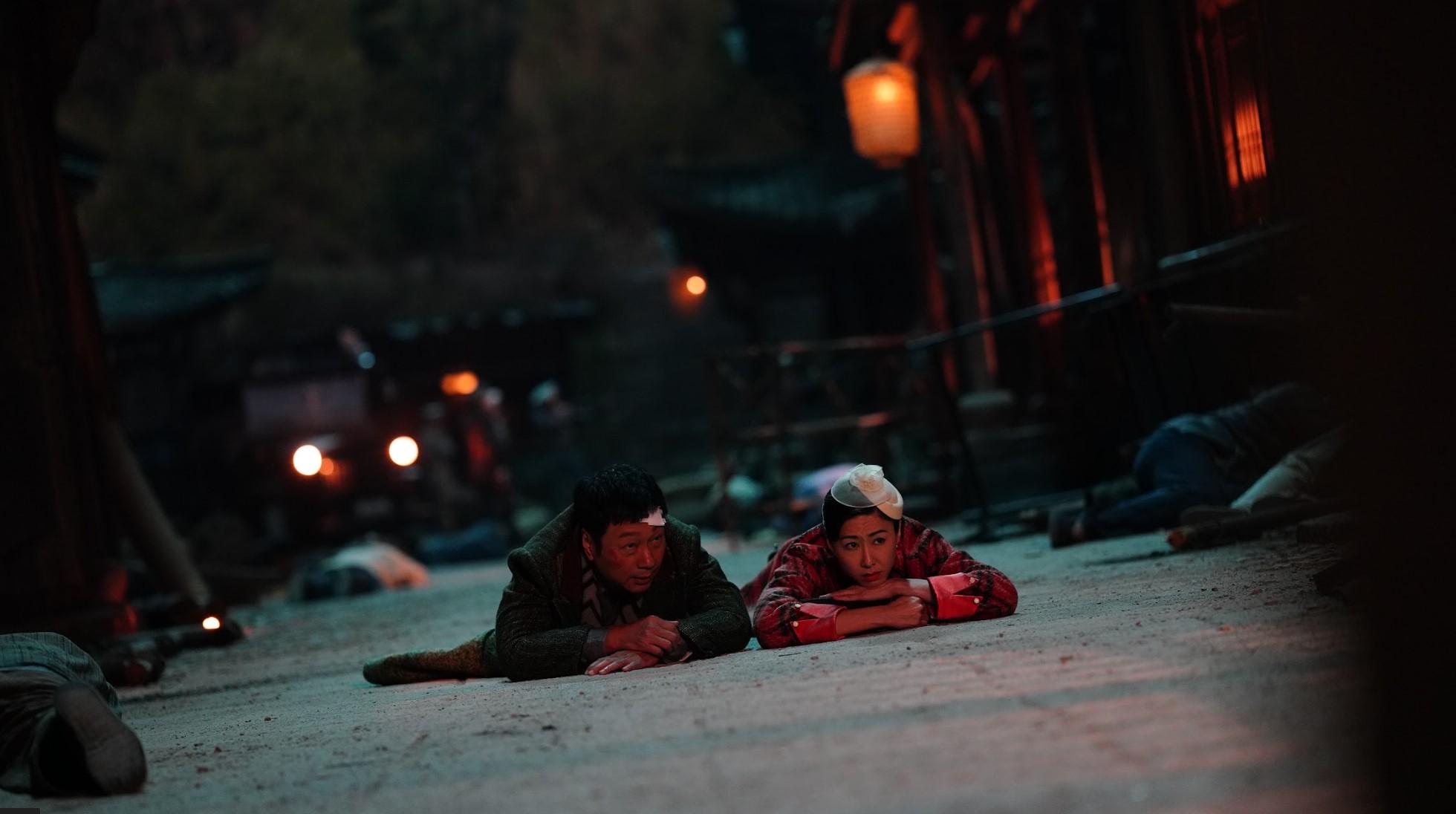 七爺(胡定欣飾)和柴十七(黎耀祥飾)為了配合戒嚴於大街大巷走難兼趴地