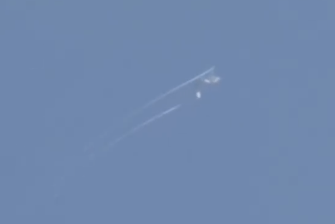 第十五屆中國國際航空航天博覽會在珠海開幕,中型隱形多用途戰鬥機殲-35A正式亮相進行飛行展示。影片截圖