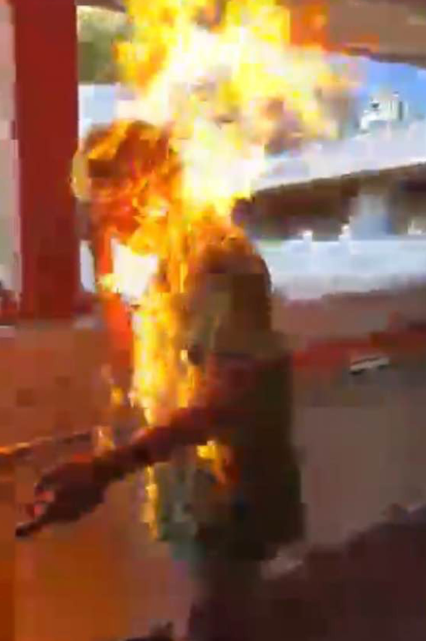 2019年11月11日反修例示威期間,一名李姓男子被人淋潑易燃液體並點火,頓成火人五成皮膚被燒傷,情況一度危殆。(影片截圖)