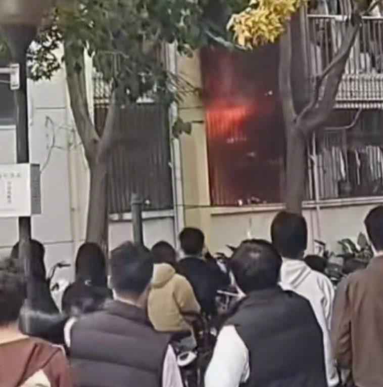 山東濟南的齊魯工業大學長清校區女生宿舍發生火警,但學生逃生時卻發現宿舍人臉識別的閘機沒有打開,逃生依然要「刷臉」才能出去,成為撤離「攔路虎」(網上圖片)