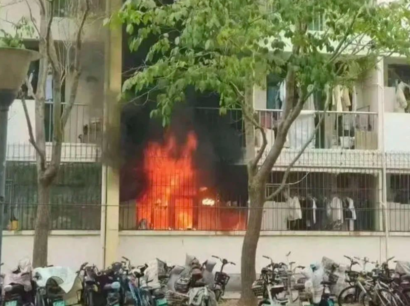 山東濟南的齊魯工業大學長清校區女生宿舍發生火警,但學生逃生時卻發現宿舍人臉識別的閘機沒有打開,逃生依然要「刷臉」才能出去,成為撤離「攔路虎」(網上圖片)