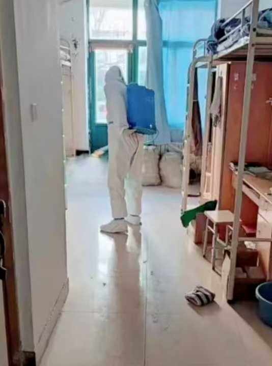 山東濟南的齊魯工業大學長清校區女生宿舍發生火警,但學生逃生時卻發現宿舍人臉識別的閘機沒有打開,逃生依然要「刷臉」才能出去,成為撤離「攔路虎」(網上圖片)