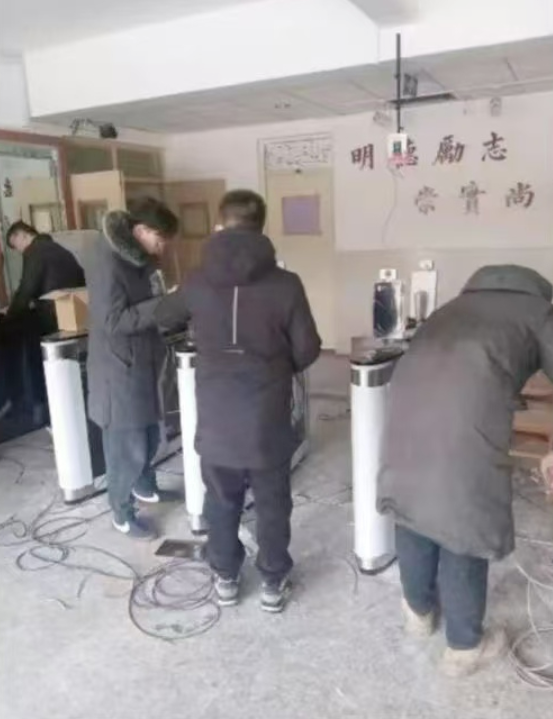 山東濟南的齊魯工業大學長清校區女生宿舍發生火警,但學生逃生時卻發現宿舍人臉識別的閘機沒有打開,逃生依然要「刷臉」才能出去,成為撤離「攔路虎」(網上圖片)