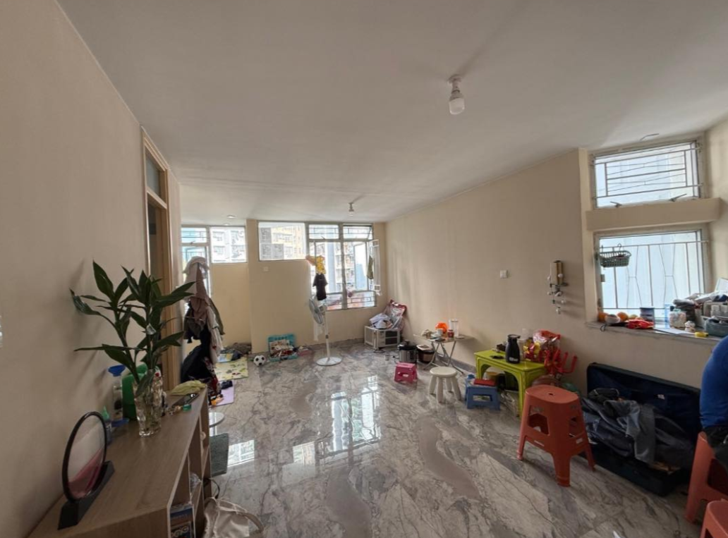 帖文附有4張照片見到求助家庭「家庭四壁」情況,惟相片引起瘋傳。(曙光計劃fb)