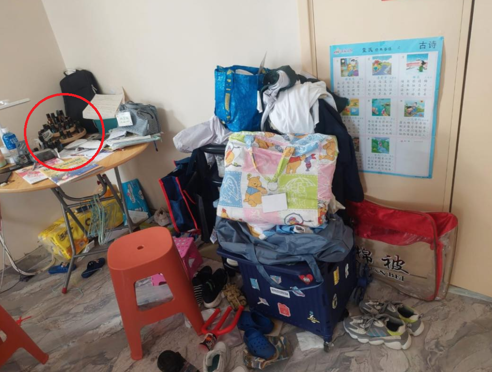 帖文附有4張照片見到求助家庭「家庭四壁」情況,惟相片引起瘋傳,圓枱上見到一排多支疑似精油。(曙光計劃fb)