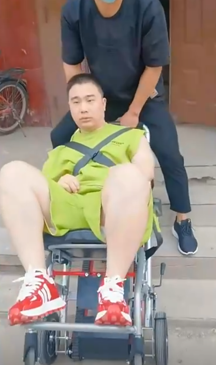 滄州消防員庫學輝在火場中為了救一名小女孩,將自己的防毒面具讓給她,自己則吸入混合氣體中毒致腦部損傷智商倒退回3歲。妻子放棄原本工作,重新教導其讀書識字。(影片截圖)