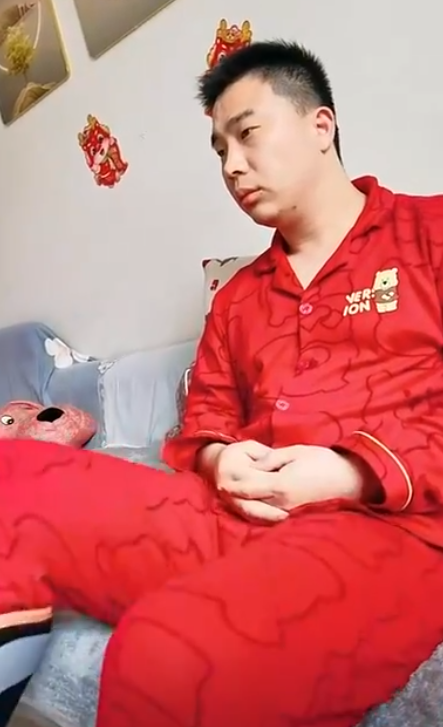 滄州消防員庫學輝在火場中為了救一名小女孩,將自己的防毒面具讓給她,自己則吸入混合氣體中毒致腦部損傷智商倒退回3歲。妻子放棄原本工作,重新教導其讀書識字。(影片截圖)