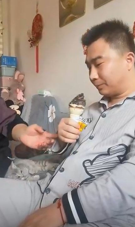 滄州消防員庫學輝在火場中為了救一名小女孩,將自己的防毒面具讓給她,自己則吸入混合氣體中毒致腦部損傷智商倒退回3歲。妻子放棄原本工作,重新教導其讀書識字。(影片截圖)