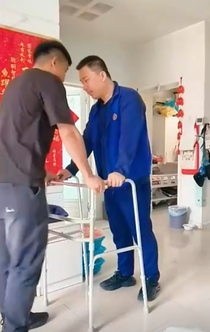 滄州消防員庫學輝在火場中為了救一名小女孩,將自己的防毒面具讓給她,自己則吸入混合氣體中毒致腦部損傷智商倒退回3歲。妻子放棄原本工作,重新教導其讀書識字。(影片截圖)