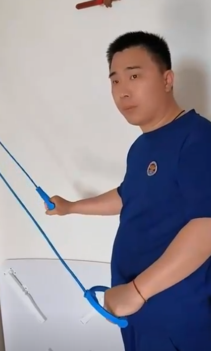 滄州消防員庫學輝在火場中為了救一名小女孩,將自己的防毒面具讓給她,自己則吸入混合氣體中毒致腦部損傷智商倒退回3歲。妻子放棄原本工作,重新教導其讀書識字。(影片截圖)